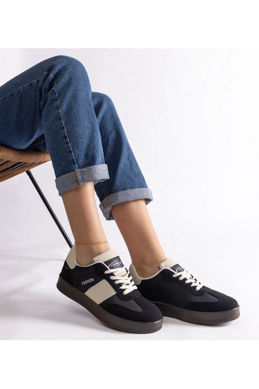 Juodi sportiniai bateliai ant...