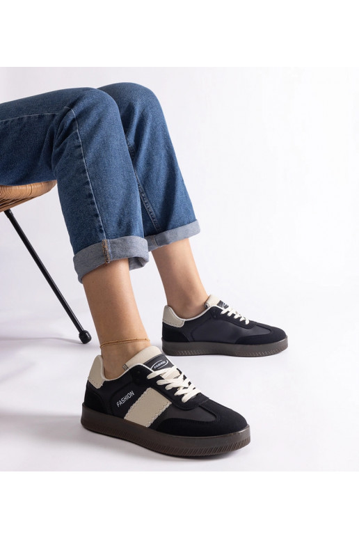 Juodi sportiniai bateliai ant...