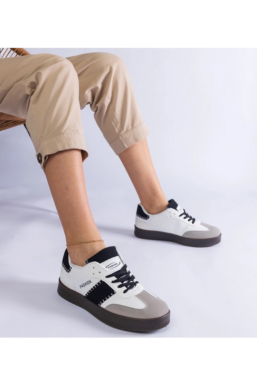 Balti sportiniai bateliai ant...