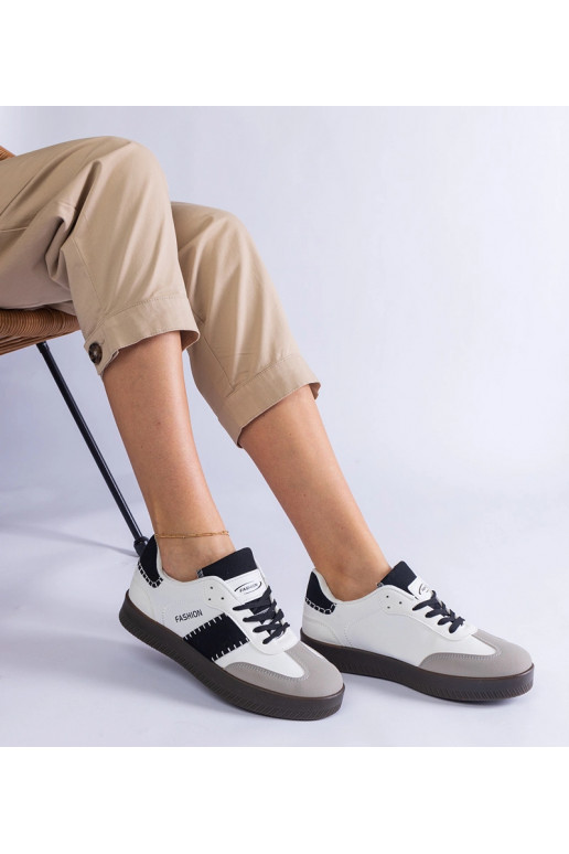 Balti sportiniai bateliai ant...