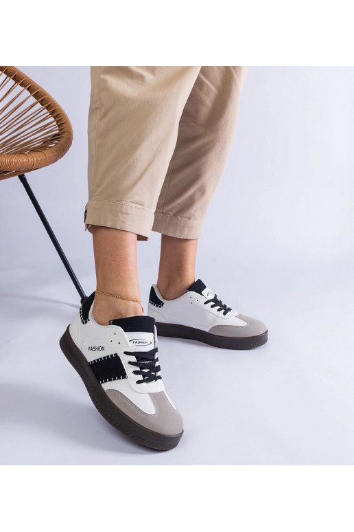 Balti sportiniai bateliai ant...