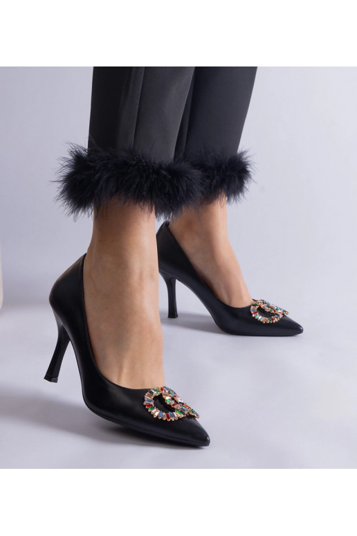 Juodi bateliai, papuošti spalvotais...