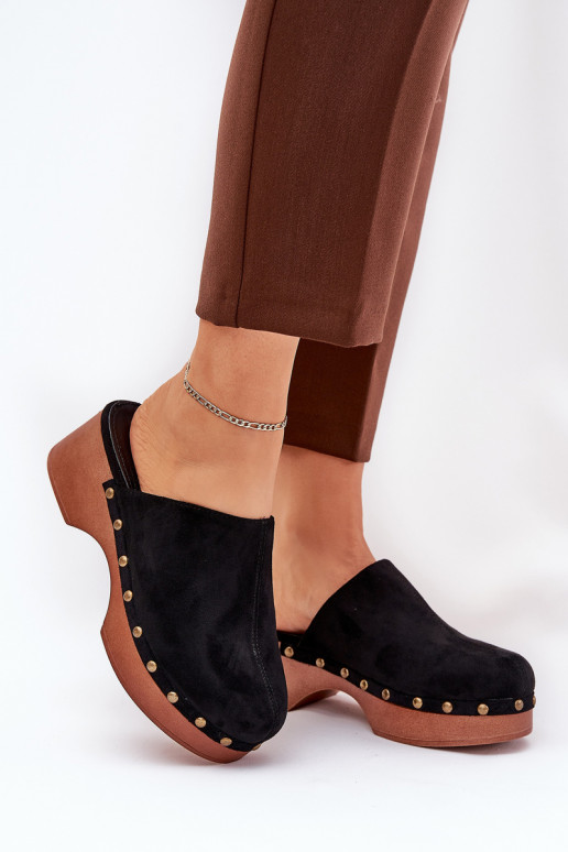 Klumpės Moteriškos šlepetės su kniedėmis iš eko zomšosoĮe juodos spalvos Ellason Klumpės Moteriškos šlepetės su kniedėmis iš eko zomšosoĮe juodos spalvos Ellason