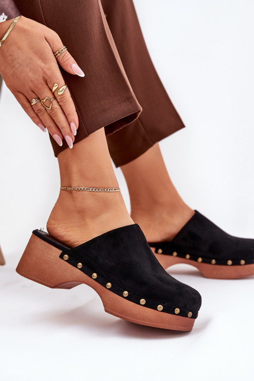 Klumpės Moteriškos šlepetės su kniedėmis iš eko zomšosoĮe juodos spalvos Ellason Klumpės Moteriškos šlepetės su kniedėmis iš eko zomšosoĮe juodos spalvos Ellason