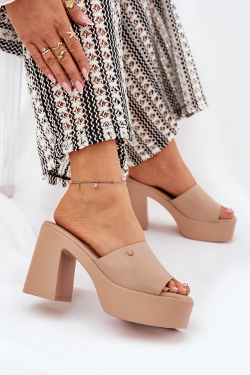 Moteriškas Šlepetės iš eko odos su kulniukais ir platforma chaki spalvos Tamirella