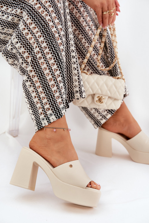 Moteriškas Šlepetės iš eko odos su kulniukais ir platforma dramblio kaulo spalvos Tamirella