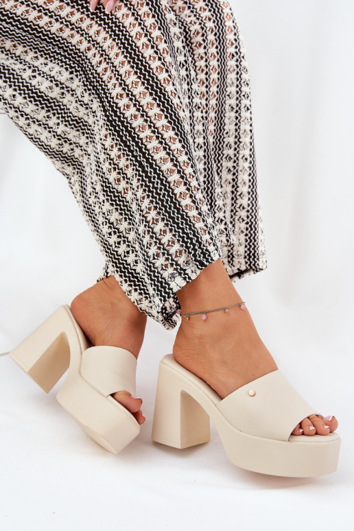 Moteriškas Šlepetės iš eko odos su kulniukais ir platforma dramblio kaulo spalvos Tamirella